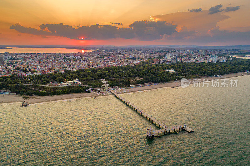 空中无人机的角度布尔加斯、保加利亚、黑海海岸和海洋花园sunseet -(保加利亚:Кадъротдрон,Бургас,България,ЧерномореиМорскаградина)